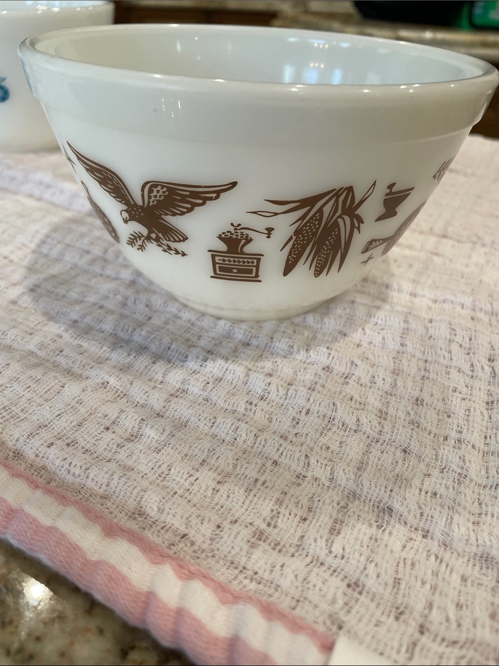Vintage Pyrex #401 1.5pt mixing bowl